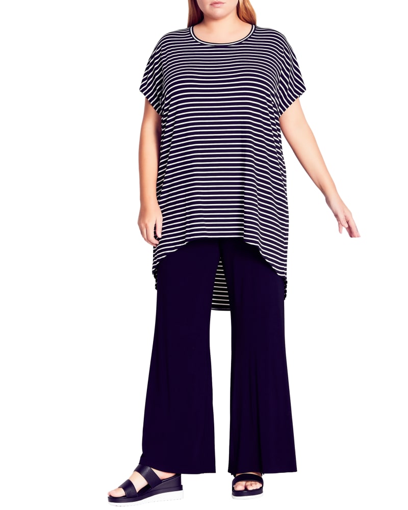 Front of a model wearing a size S TEE HAILEY in Black/Ivory by City Chic. | dia_product_style_image_id:293649